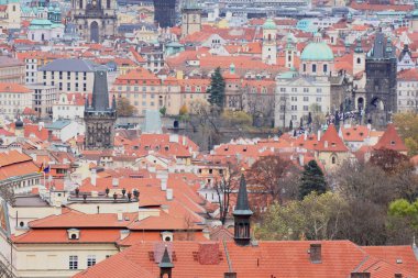 Prag'ın Gotik Kalesi ve Binalar üzerinde görünüm