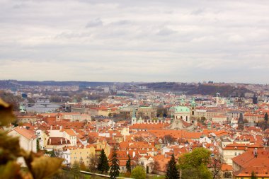 Prag'ın Gotik Kalesi ve Binalar üzerinde görünüm