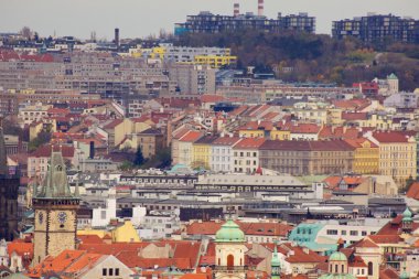 Prag'ın Gotik Kalesi ve Binalar üzerinde görünüm