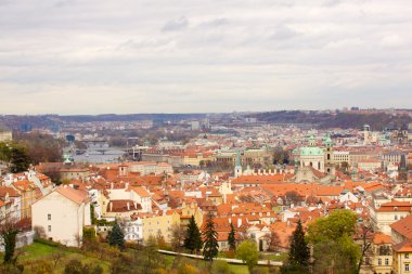 Prag'ın Gotik Kalesi ve Binalar üzerinde görünüm