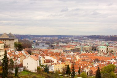 Prag'ın Gotik Kalesi ve Binalar üzerinde görünüm