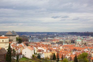 Prag'ın Gotik Kalesi ve Binalar üzerinde görünüm