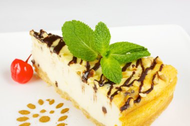 gurme dilim beyaz zemin üzerine cheesecake