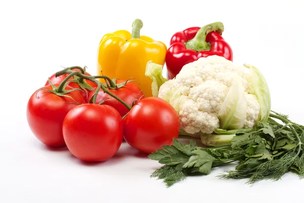 Blandning av färska grönsaker isolerad på vit — Stockfoto