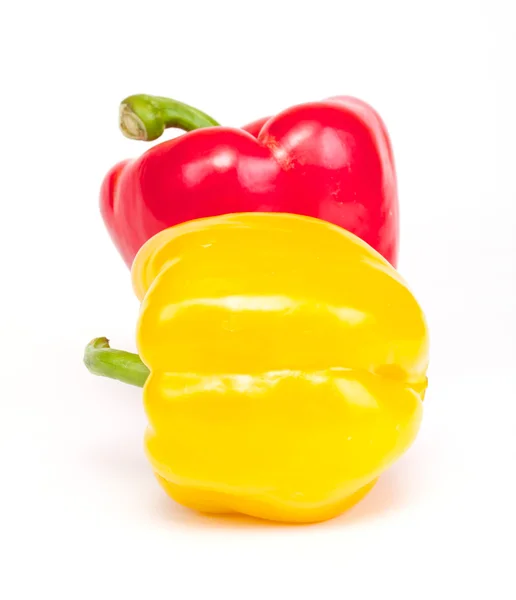 Pimenta vermelha e amarela são isoladas em um fundo branco — Fotografia de Stock