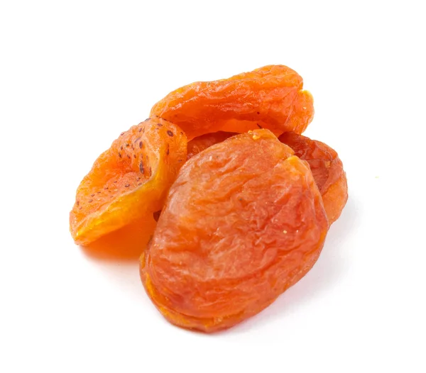 Droge abrikoos vruchten op witte achtergrond. — Stockfoto