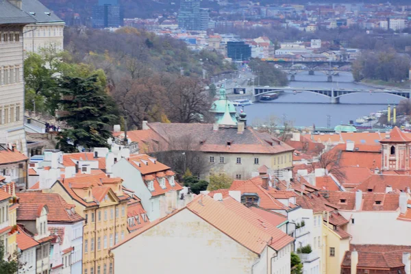 A kilátás a prágai gótikus vár és az épületek — Stock Fotó