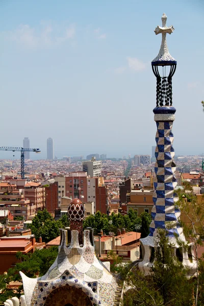 Barcelona, spanien -27 mai: der berühmte park guell am 27 mai 2011 — Stockfoto
