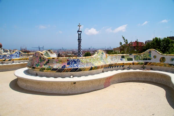 BARCELONA - 27 de mayo: El surrealista Parc Güell de Antoni Gaudí — Foto de Stock
