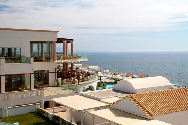 ギリシャの海の近くの美しいホテル — ストック写真