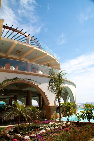 Piękny hotel blisko morza w Grecji — Zdjęcie stockowe