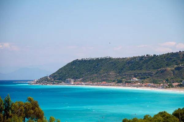 Eau turquoise claire au bord de la mer Égée — Photo