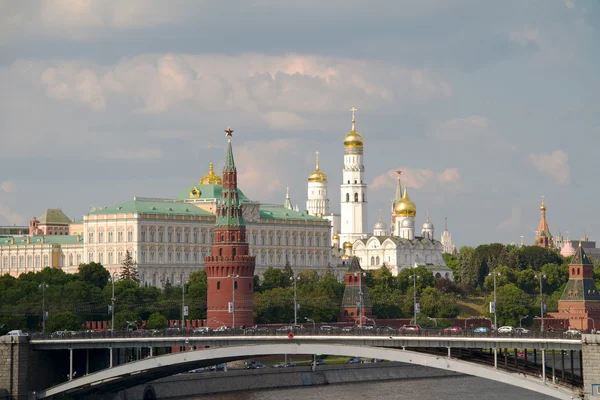 Знаменитий Московський Кремль і Москва-ріка, Росія — стокове фото
