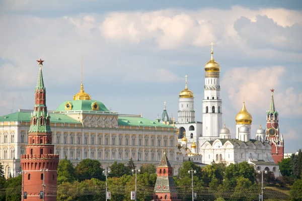 황금 돔 및 spasskaya 타워 모스크바 크렘린의 보기 — 스톡 사진