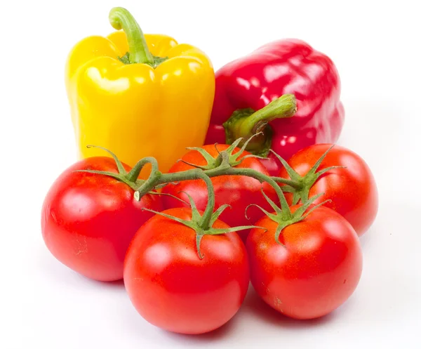 Pimenta doce fresca, tomate. Em um fundo branco . — Fotografia de Stock