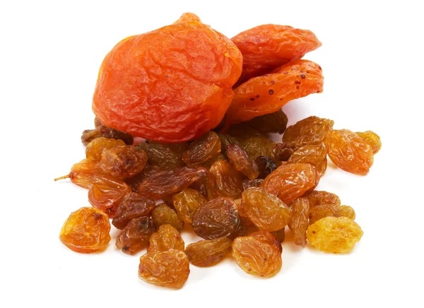 Högen av russin och torr aprikos på vit bakgrund — Stockfoto