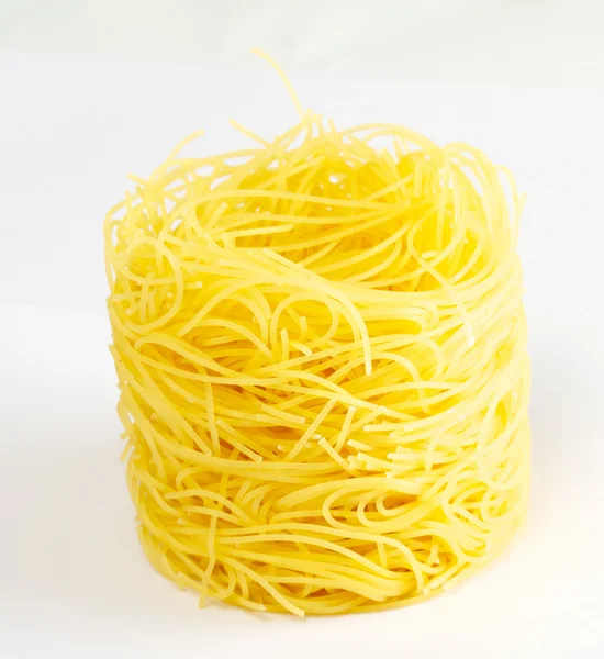 Gedroogde Italiaanse pasta op witte achtergrond — Stockfoto
