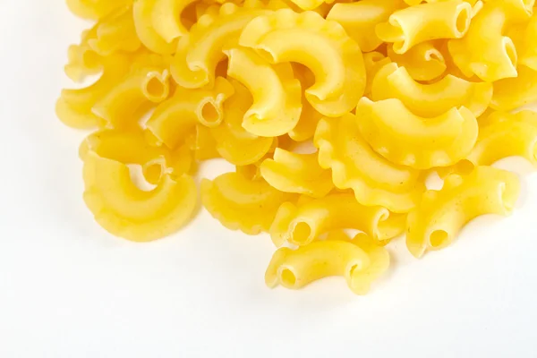 Сушена італійська паста на білому тлі — стокове фото