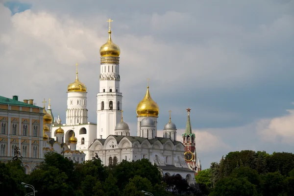 Pemandangan Moskow Kremlin dengan kubah emas dan menara Spasskaya — Stok Foto