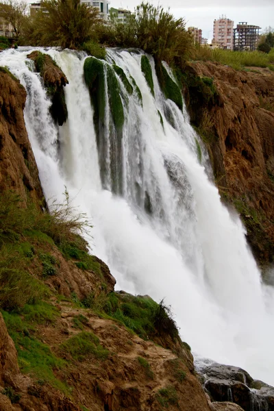 Vattenfall vid floden Duden i Antalya, Turkiet — Stockfoto