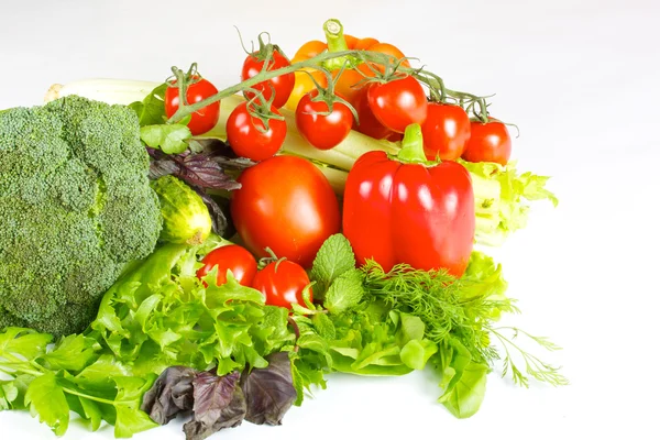 Свежие и сочные овощи изолированы — стоковое фото
