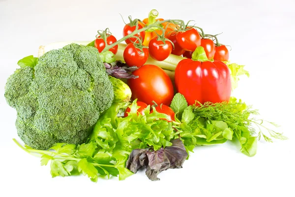Friska och saftiga grönsaker isolerade — Stockfoto
