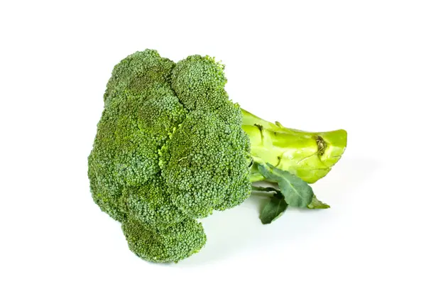 Kousky čerstvé, syrové, zelené brokolice, řezané — Stockfoto