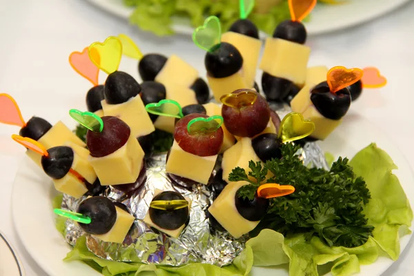 Perfekte Party-Snacks. Käsewürfel mit roten kernlosen Trauben — Stockfoto