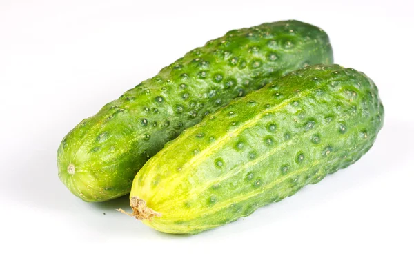 Twee komkommers geïsoleerd — Stockfoto