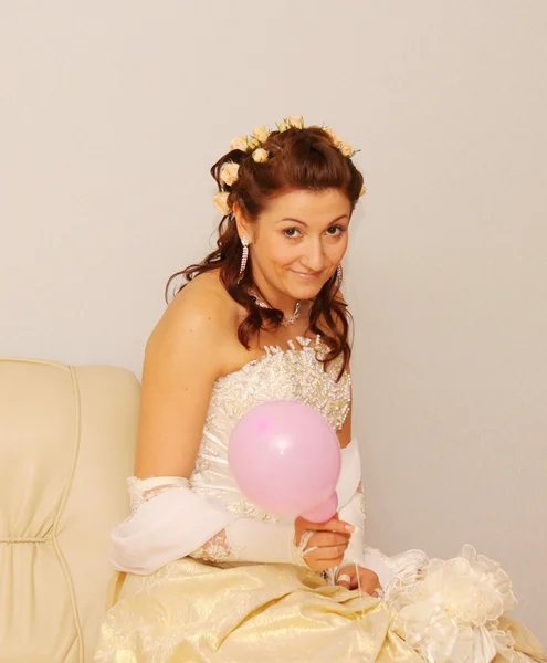 Sitting beauty bride in white dress — Stock Photo, Image