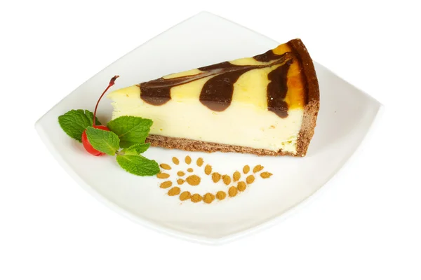 美食大切片的白色背景上的奶酪蛋糕 — 图库照片