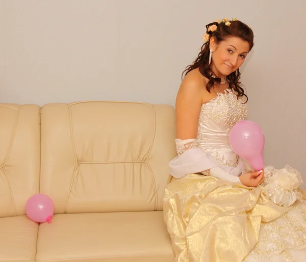 Beauté assise mariée en robe blanche — Photo