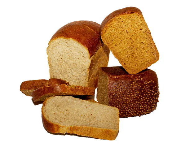 Pół chleba żytniego z anyżu i kilka plasterków na białym tle — Zdjęcie stockowe
