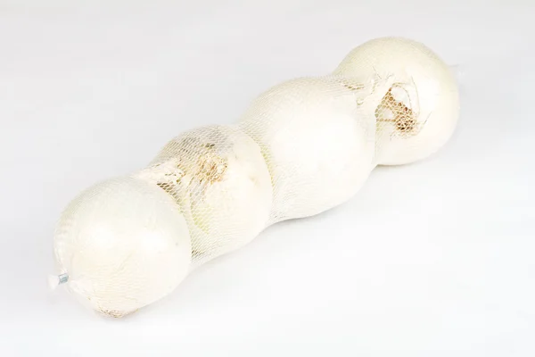 Cebolla madura sobre un blanco — Foto de Stock