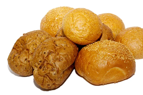Loafs van hele tarwe en roggebrood en geïsoleerd — Stockfoto