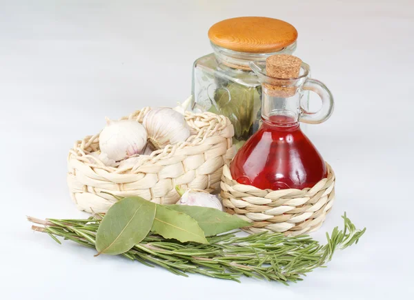 Red wine vinegar with fresh vegetables and spices — Stock Photo, Image