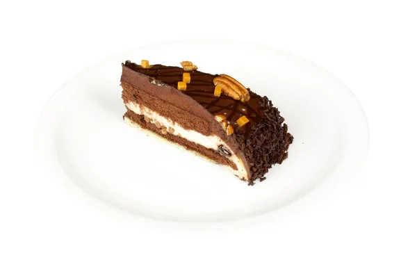 Шоколадный торт со сливками изолированы — стоковое фото