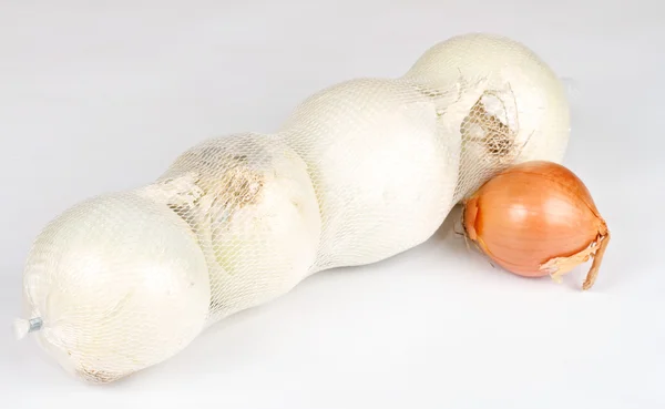 Cebola madura em um branco — Fotografia de Stock