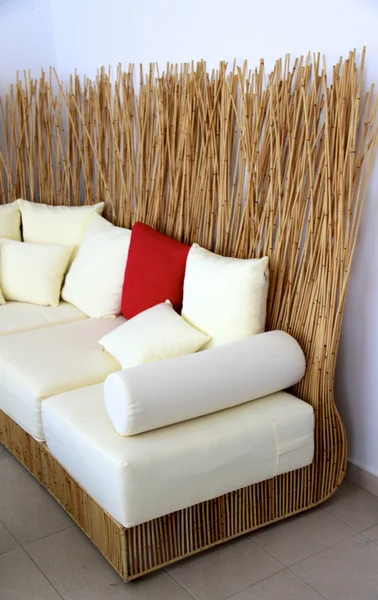 Sofá na sala de estilo — Fotografia de Stock