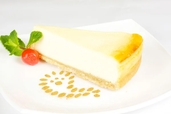 Rebanada gourmet de tarta de queso sobre el fondo blanco — Foto de Stock