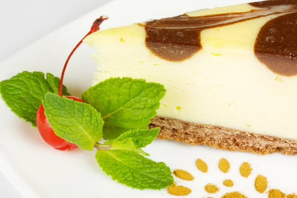 Gourmet tranche de gâteau au fromage sur le fond blanc — Photo