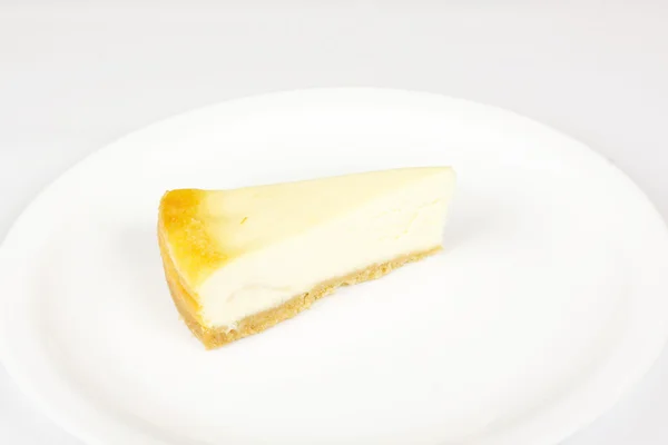 Cheesecake geïsoleerd op wit — Stockfoto