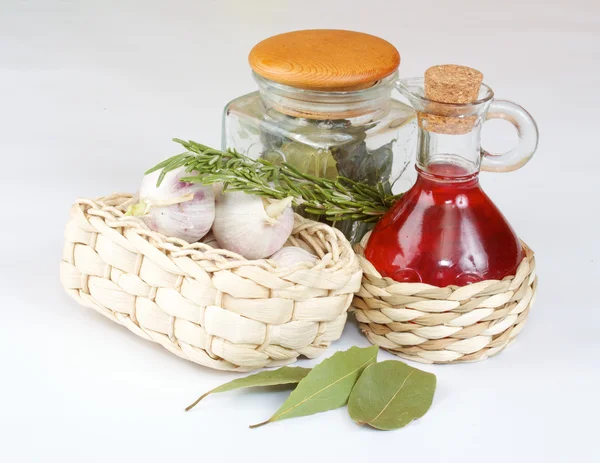 Red wine vinegar with fresh vegetables and spices — Stock Photo, Image