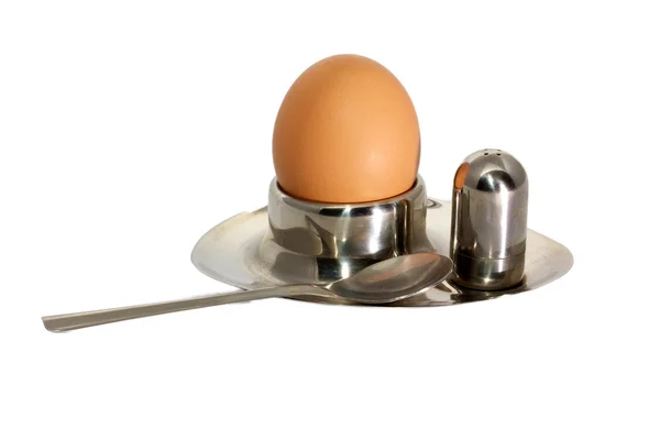 Yumurtalıklar üzerinde beyaz izole tuzluk ile bir tepsi içinde yumurta — Stok fotoğraf