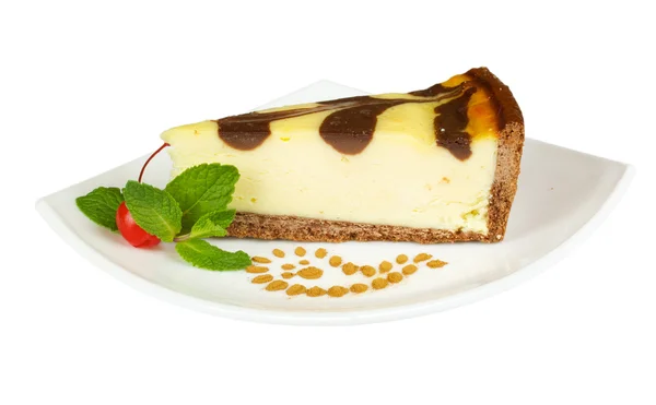 Fatia gourmet de cheesecake no fundo branco — Fotografia de Stock