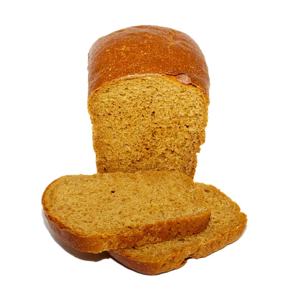Mitad de pan de centeno con anís y algunas rebanadas aisladas — Foto de Stock