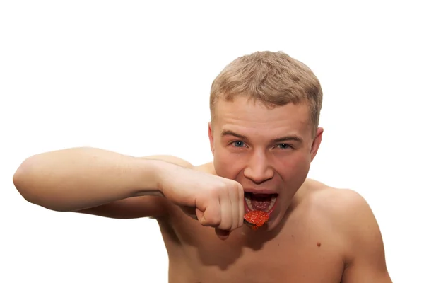 젊은 사람을 먹는 빨간 캐 비어 — 스톡 사진