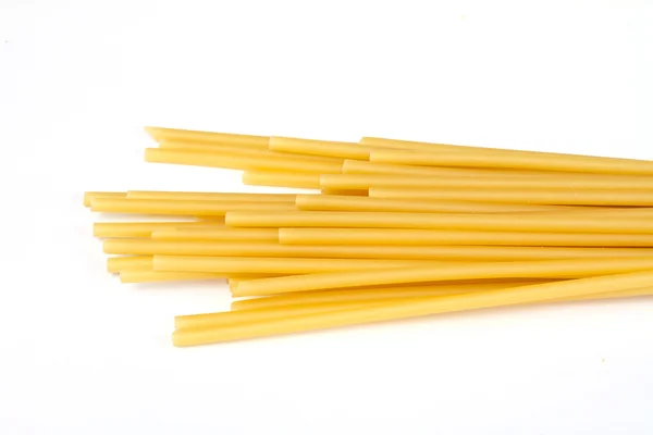 Macarrão de espaguete não cozido isolado sobre fundo branco — Fotografia de Stock