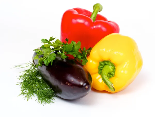 Poivre et aubergine et aneth et persil isolés sur le dos blanc — Photo
