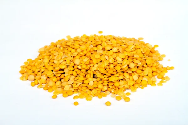 Lentilhas amarelas isoladas em fundo branco.Macro shot . — Fotografia de Stock